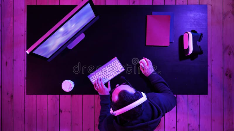 恼怒的游戏玩家邪恶的港湾,当使用在计算机上时 情感gamer 免版税库存照片 恼怒的游戏玩家邪恶的港湾,当使用在计算机上时 情感gamer 免版税库存照片