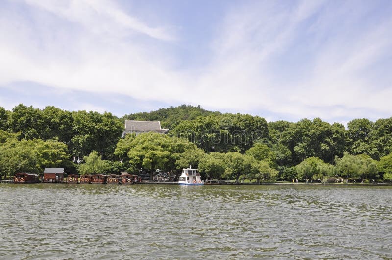 杭州,第3可以:传统小船和船的木浮船从从杭州的著名西湖 库存照片 杭州,第3可以:传统小船和船的木浮船从从杭州的著名西湖 库存照片