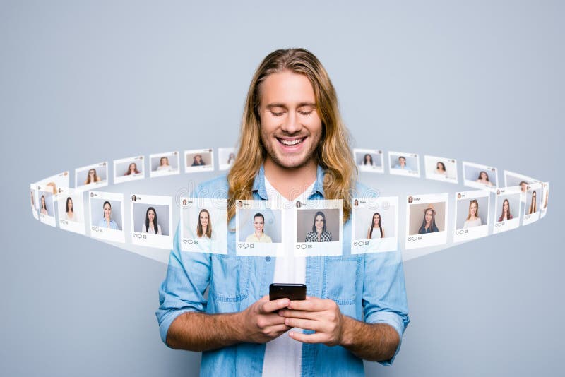 感兴趣的接近的照片他他他的人举行电话读了新的岗位influencer博客作者页用户例证图片 皇族释放例证 感兴趣的接近的照片他他他的人举行电话读了新的岗位influencer博客作者页用户例证图片 皇族释放例证