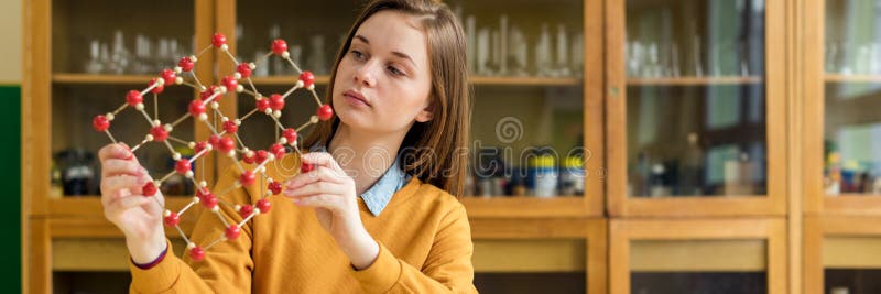 拿着分子结构模型的女学生 科学类概念 免版税图库摄影 拿着分子结构模型的女学生 科学类概念 免版税图库摄影