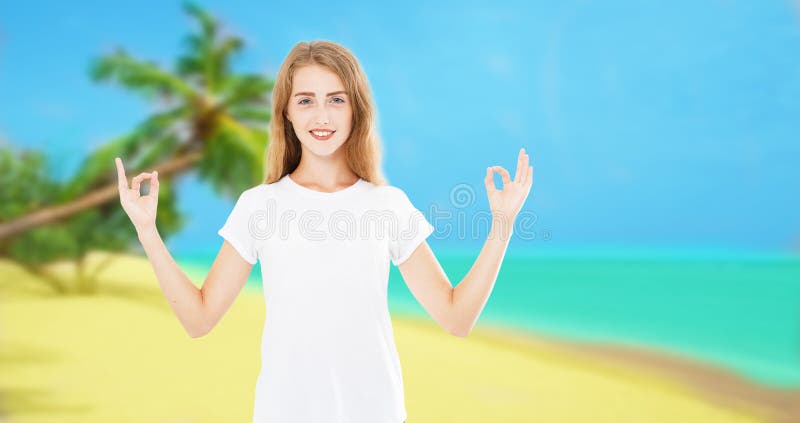 思考在热带棕榈滩手的妇女 享用在崇拜和凝思禅宗的美好的女性模型太阳 海岛 免版税库存照片 思考在热带棕榈滩手的妇女 享用在崇拜和凝思禅宗的美好的女性模型太阳 海岛 免版税库存照片