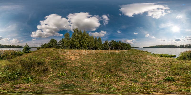 由180角度图的充分的无缝的球状全景360在宽度河neman岸在equirectangular的晴朗的夏日 库存图片 由180角度图的充分的无缝的球状全景360在宽度河neman岸在equirectangular的晴朗的夏日 库存图片