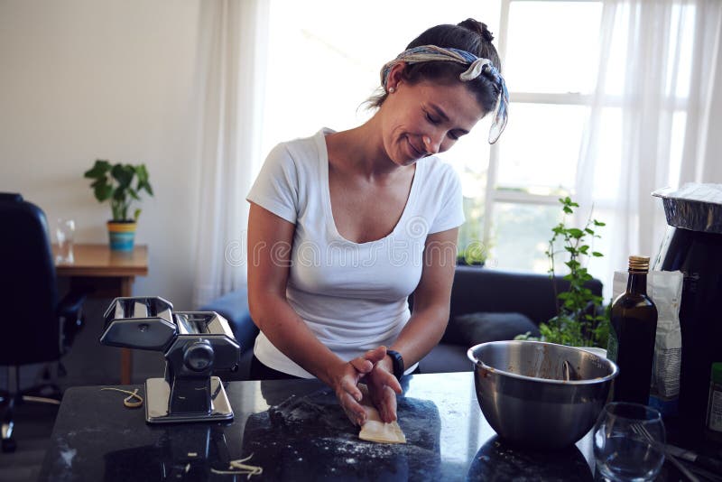 ça va être délicieux. photo d'une jeune femme séduisante cuisinant des pâtes maison. images stock