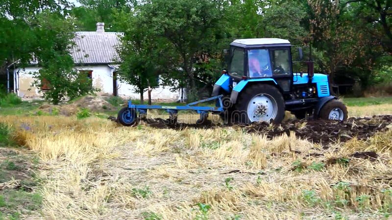 è il momento di arare il trattore che arpa il terreno ucraina