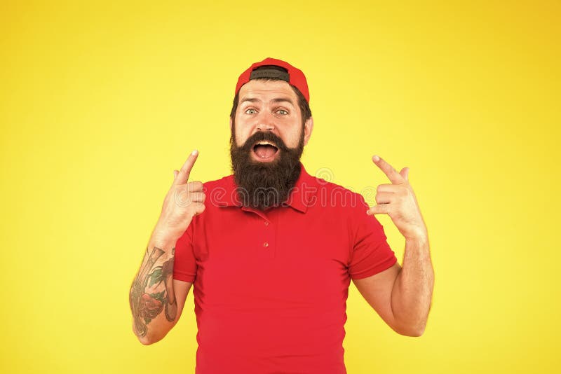 è vincitore. essere alla moda e brutale. barba e baffi che si estirpano. sfondo giallo hipster maturo. barbuto immagine stock libera da diritti