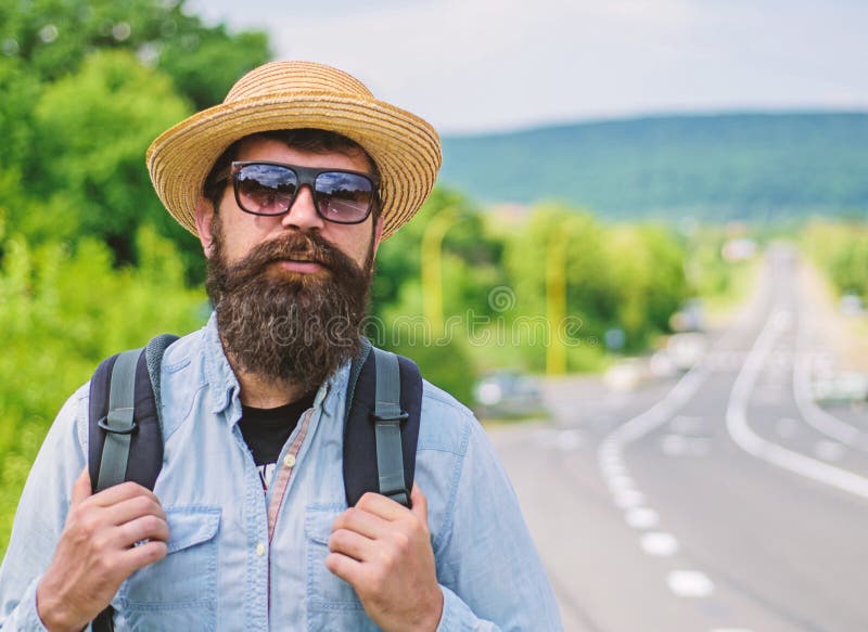 老练的旅客技巧 供以人员有胡子的行家背包徒步旅行者在高速公路边缘 我采取您 旅客等待 库存照片 老练的旅客技巧 供以人员有胡子的行家背包徒步旅行者在高速公路边缘 我采取您 旅客等待 库存照片