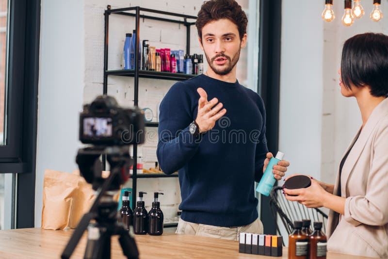 É você pronto para comprar nossos cosméticos Vindo lhe Boa vinda a nossa loja imagens de stock royalty free É você pronto para comprar nossos cosméticos Vindo lhe Boa vinda a nossa loja imagens de stock royalty free