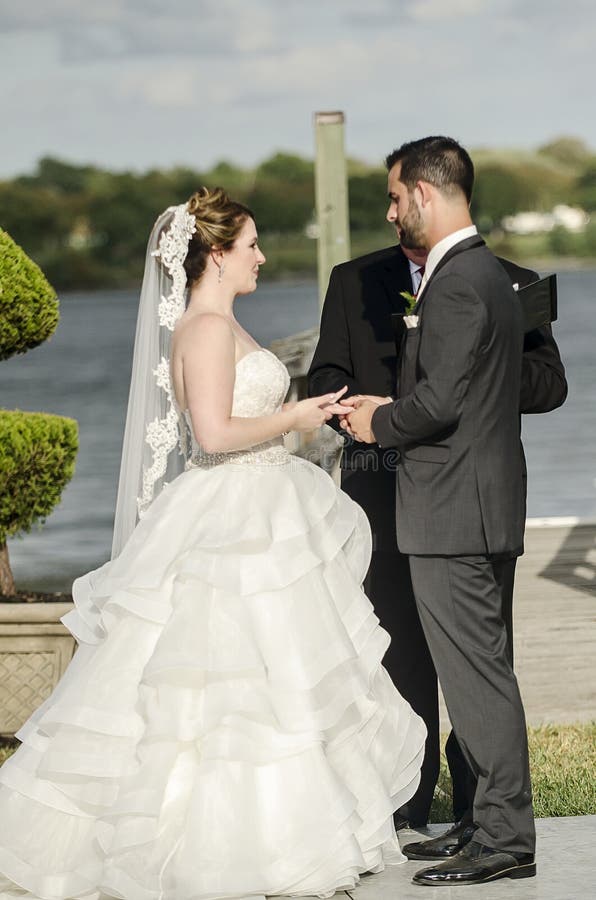 Échange de voeux de mariage avec des jeunes mariés photo stock