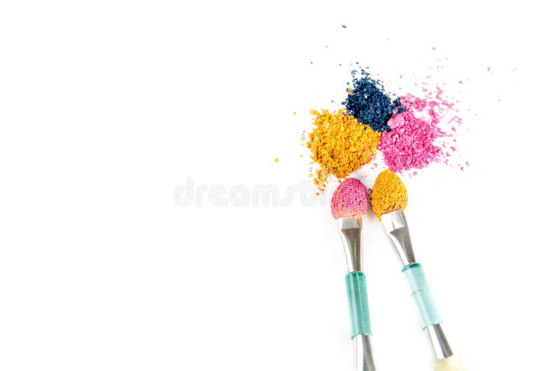 Échantillons écrasés par fard à paupières d'isolement sur le blanc photographie stock libre de droits Échantillons écrasés par fard à paupières d'isolement sur le blanc photographie stock libre de droits