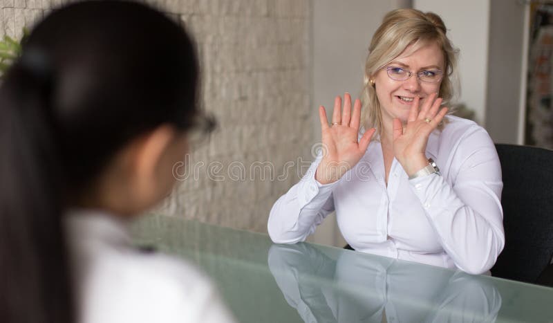 Échec drôle de demandeur de travail sur l'entrevue dans le bureau photographie stock libre de droits Échec drôle de demandeur de travail sur l'entrevue dans le bureau photographie stock libre de droits