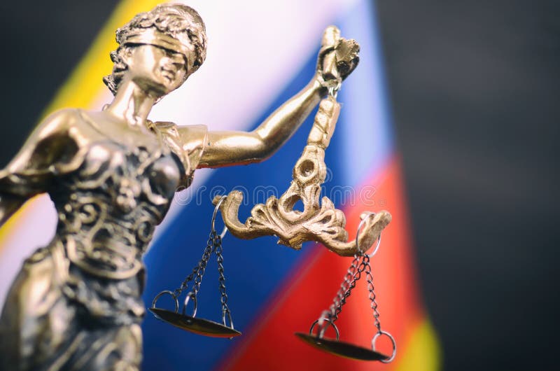 Échelles du juge, Madame Justice devant le drapeau russe image stock Échelles du juge, Madame Justice devant le drapeau russe image stock