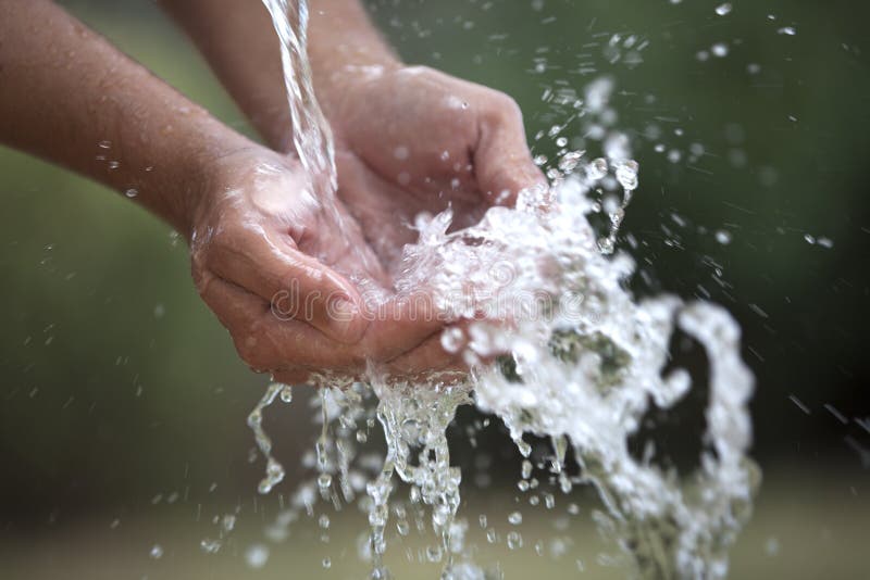 Éclaboussement de l'eau dans des mains photo libre de droits Éclaboussement de l'eau dans des mains photo libre de droits