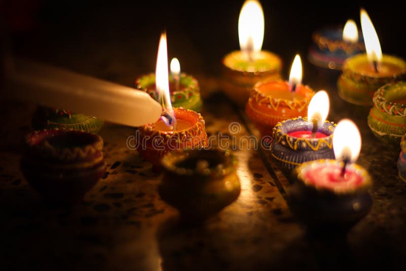 Éclairage de terre de lampe de diya avec des bougies à l'occasion de pujo de diwali et de sandhi photo stock Éclairage de terre de lampe de diya avec des bougies à l'occasion de pujo de diwali et de sandhi photo stock