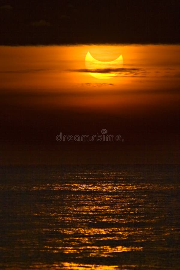 Éclipse solaire partielle photo stock Éclipse solaire partielle photo stock