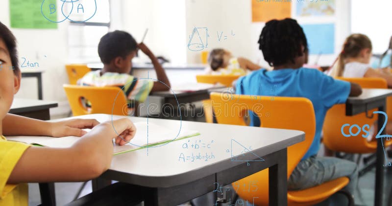 École garçon résoudre la géométrie dans la salle de classe avec des diagrammes animés sur les bureaux et les murs banque de vidéos