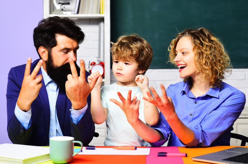 Écolier avec des enseignants étudient les mathématiques et compte sur les doigts. Mathématiques pour les enfants à l'école. Enfant photos stock