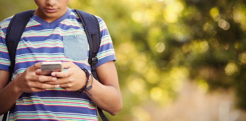Écolier à l'aide du téléphone portable dans le campus illustration stock
