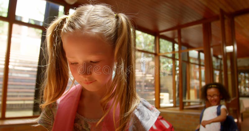 ?coliers intimidant une fille triste dans le couloir de l'