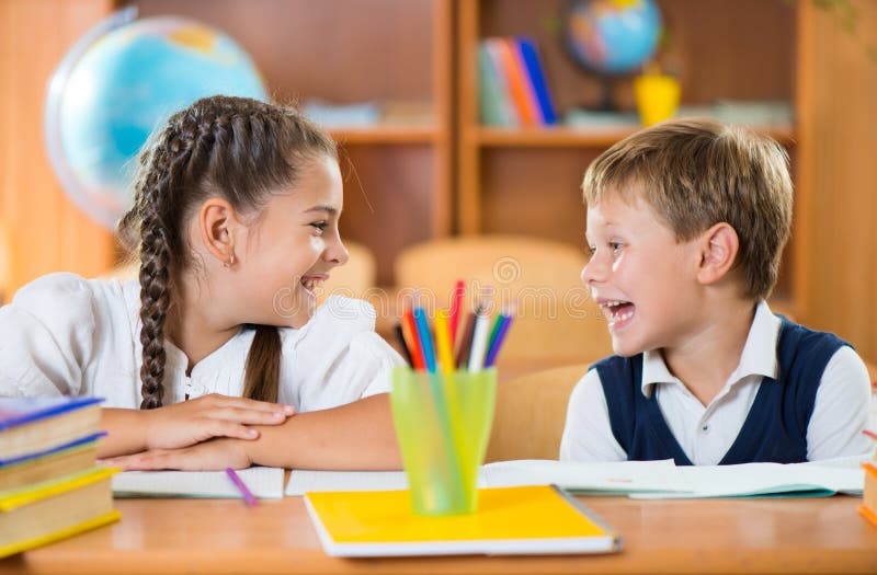 Écoliers mignons ayant l'amusement dans la salle de classe photos libres de droits Écoliers mignons ayant l'amusement dans la salle de classe photos libres de droits