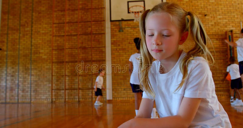 Écolière détendant au terrain de basket à l'école 4k clips vidéos