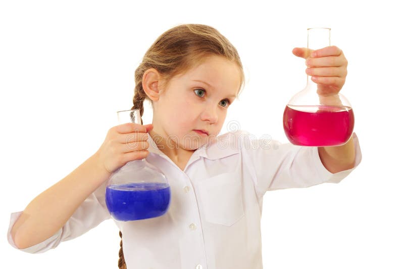 Écolière heureuse étudiant la chimie images libres de droits