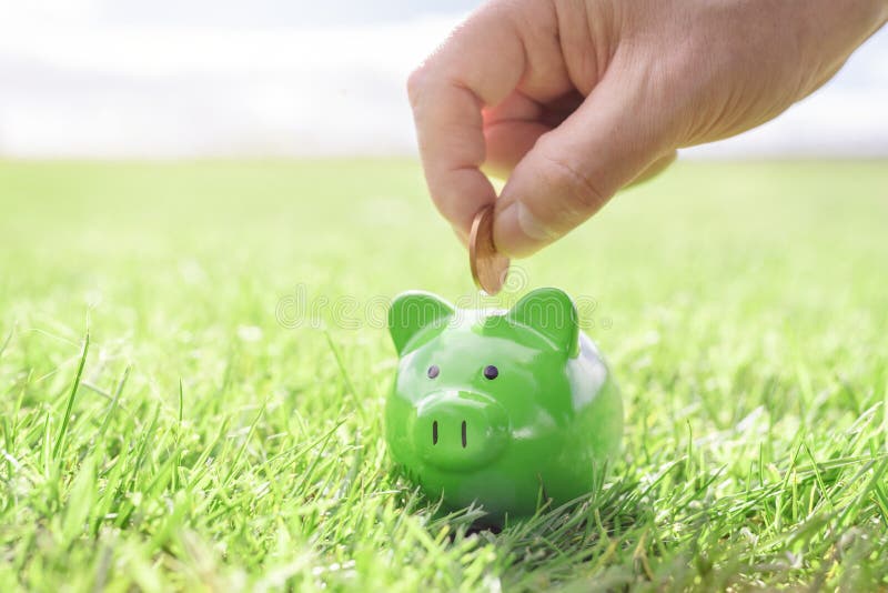 économiser de l'argent dans les banques à pignon vert épargne comptabilité banque et compte d'affaires ou durable et écologique photo libre de droits