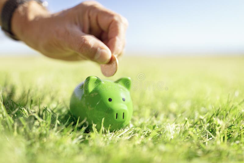 économiser de l'argent dans les banques à pignon vert épargne comptabilité compte bancaire et d'affaires ou durable et respectueux photos stock