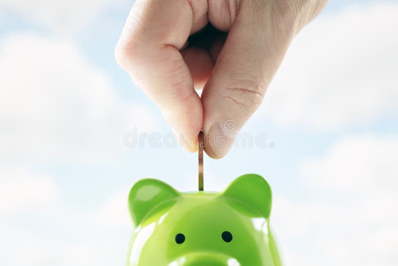 Économiser de l'argent dans les économies de banque de pige verte comptabilité compte bancaire et d'affaires ou durable et respect photos stock