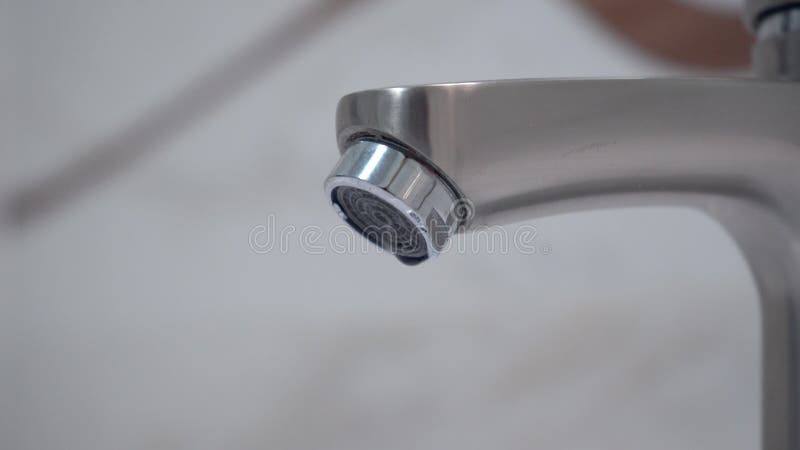 économiser de l'énergie. les gens utilisent main ferme robinet. éteins l'eau après ne pas utiliser 4k métrage stock. clips vidéos