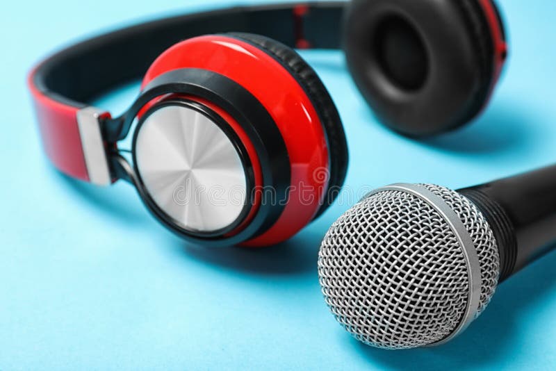 Écouteurs et microphone élégants sur le fond de couleur photos libres de droits Écouteurs et microphone élégants sur le fond de couleur photos libres de droits