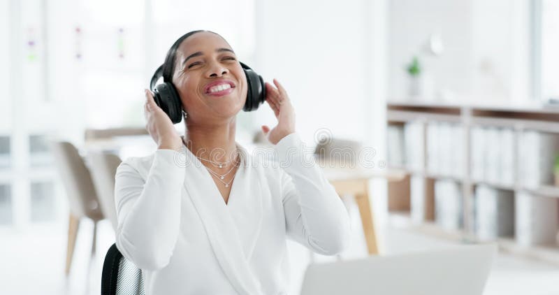 écouteurs femme d'affaires et danse avec comique portable rire ou fête excitée pour le succès au démarrage clips vidéos
