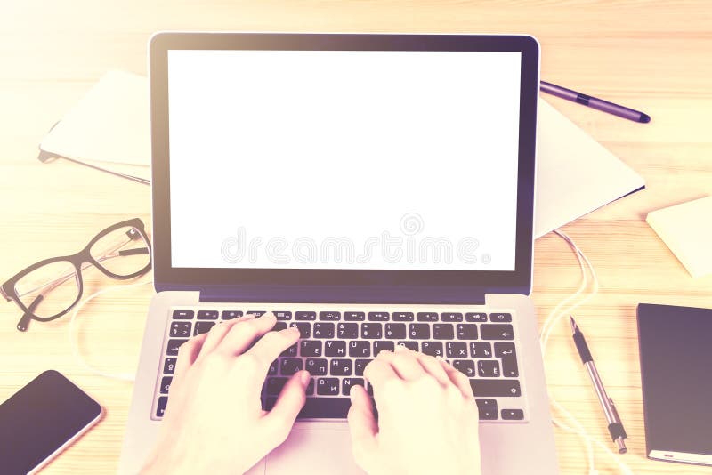 Écran blanc vide d'ordinateur portable avec des mains de fille et des accessoires de bureau photographie stock libre de droits Écran blanc vide d'ordinateur portable avec des mains de fille et des accessoires de bureau photographie stock libre de droits