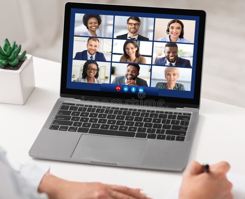 écran d'ordinateur portable avec appel vidéo femme d'affaires ayant réunion virtuelle close photographie stock libre de droits