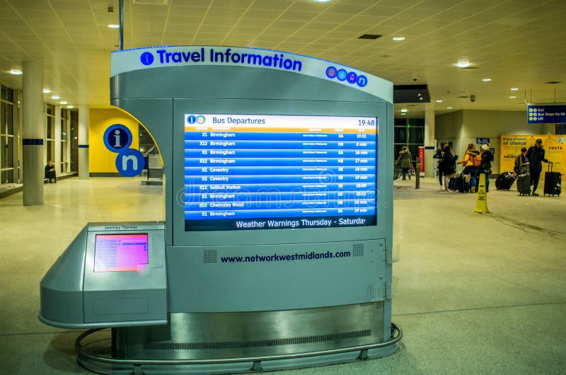 Écran de l'information de voyage à l'aéroport de Birmingham photo stock Écran de l'information de voyage à l'aéroport de Birmingham photo stock