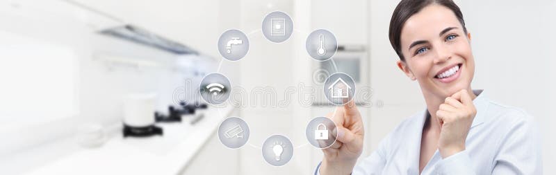 Écran tactile de sourire de main de femme de domotique futée avec le blanc photo libre de droits Écran tactile de sourire de main de femme de domotique futée avec le blanc photo libre de droits