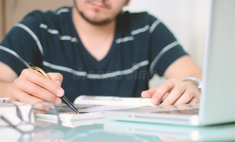 Écriture d'homme avec le stylo photos libres de droits Écriture d'homme avec le stylo photos libres de droits