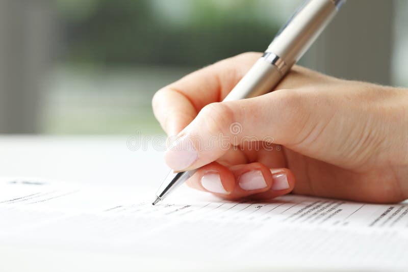Écriture de femme d'affaires sur une forme images stock Écriture de femme d'affaires sur une forme images stock