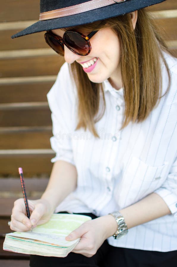 Écriture de fille sur un banc photos stock Écriture de fille sur un banc photos stock