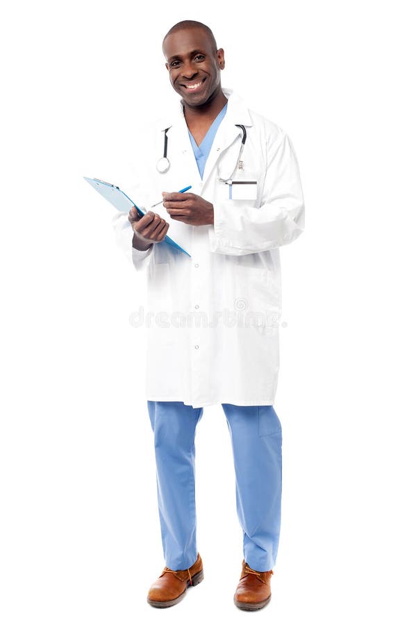 Écriture de sourire de docteur sur le presse-papiers images stock Écriture de sourire de docteur sur le presse-papiers images stock