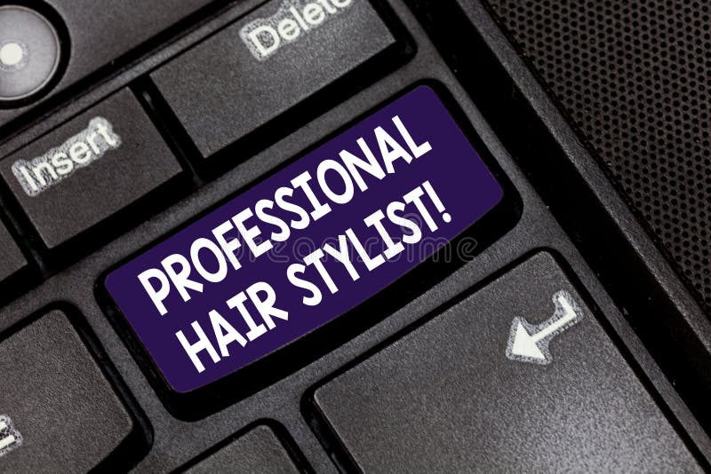 Écrivant à apparence de note la photo professionnelle d'affaires de coiffeur présentant une démonstration dont la profession est photo stock Écrivant à apparence de note la photo professionnelle d'affaires de coiffeur présentant une démonstration dont la profession est photo stock