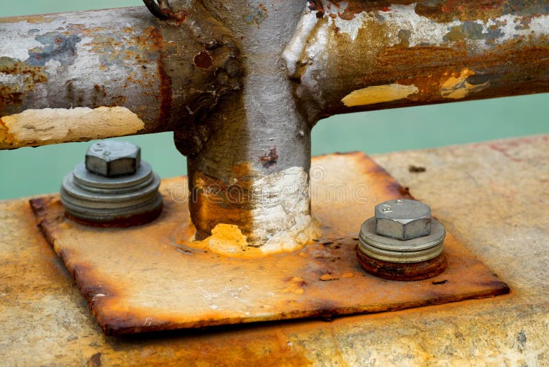 Écrou rouillé grunge et boulon de vieux chapeau de tuyau de plan rapproché photo stock Écrou rouillé grunge et boulon de vieux chapeau de tuyau de plan rapproché photo stock