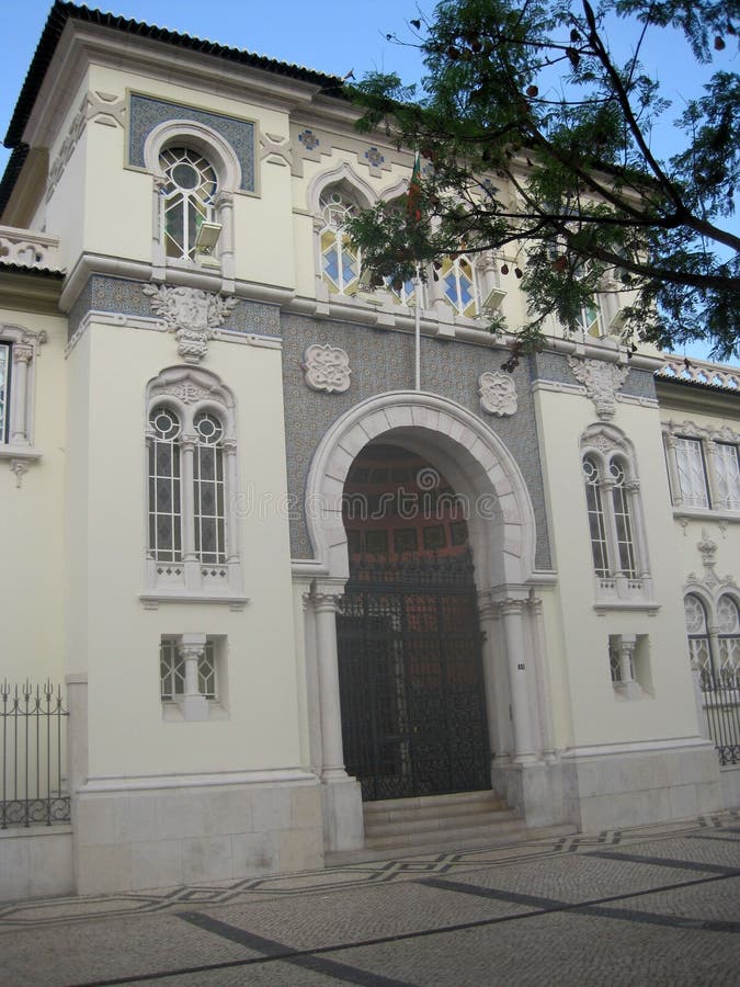 Édifice bancaire dans le style oriental Vieille ville de Faro photos libres de droits Édifice bancaire dans le style oriental Vieille ville de Faro photos libres de droits