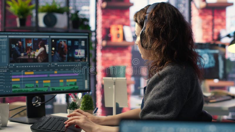 Éditeur vidéo travaillant sur la postproduction des médias du bureau de l'agence banque de vidéos