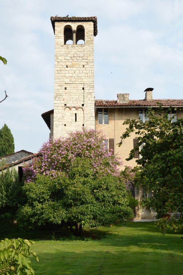 Église antique dans un village médiéval dans la campagne de Brescia photo stock Église antique dans un village médiéval dans la campagne de Brescia photo stock