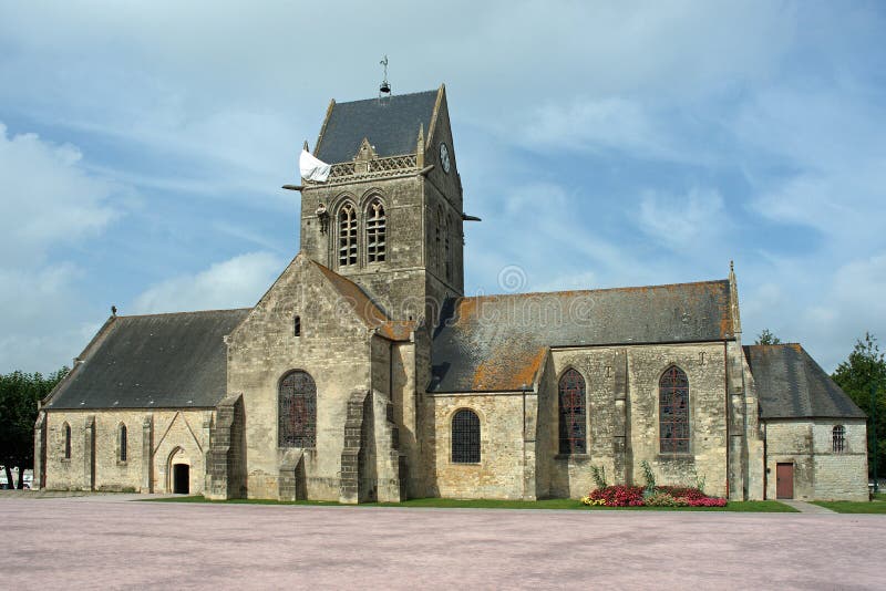 Église avec le parachutiste sur la tour du ½ de ¿ de Sainte Mï au sujet du glise de ½ de ¿ d'ï en franc