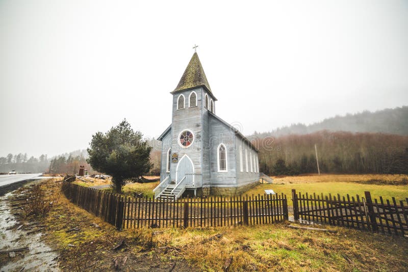 Église côtière sous la pluie d'hiver images stock Église côtière sous la pluie d'hiver images stock