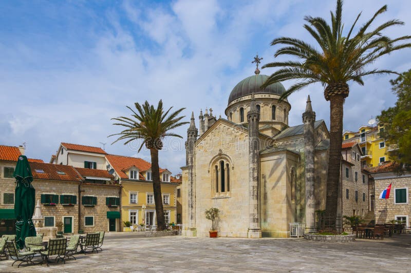 Église d'Arkhangel Michael sur la place du ` s de Herceg Stefan photo stock Église d'Arkhangel Michael sur la place du ` s de Herceg Stefan photo stock