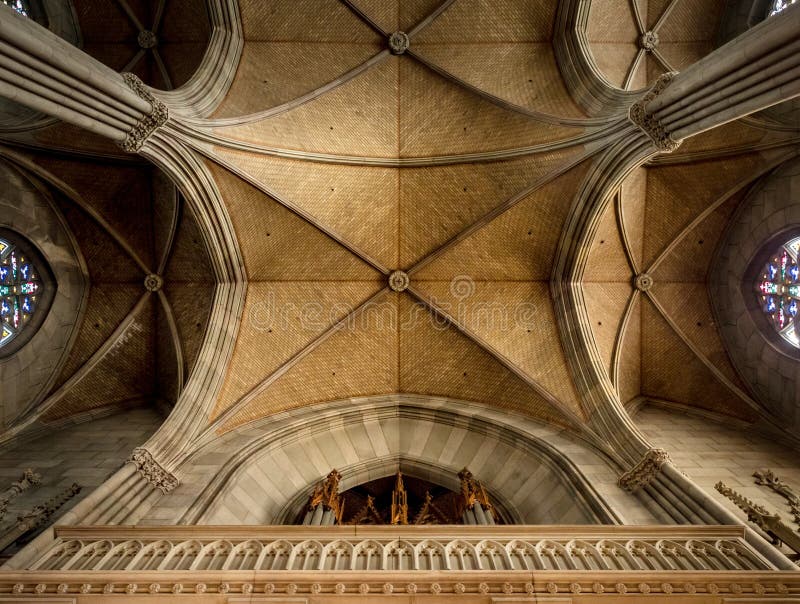 Église d'Elisabeth à Bâle, vue intérieure, architecture majestueuse photos stock Église d'Elisabeth à Bâle, vue intérieure, architecture majestueuse photos stock