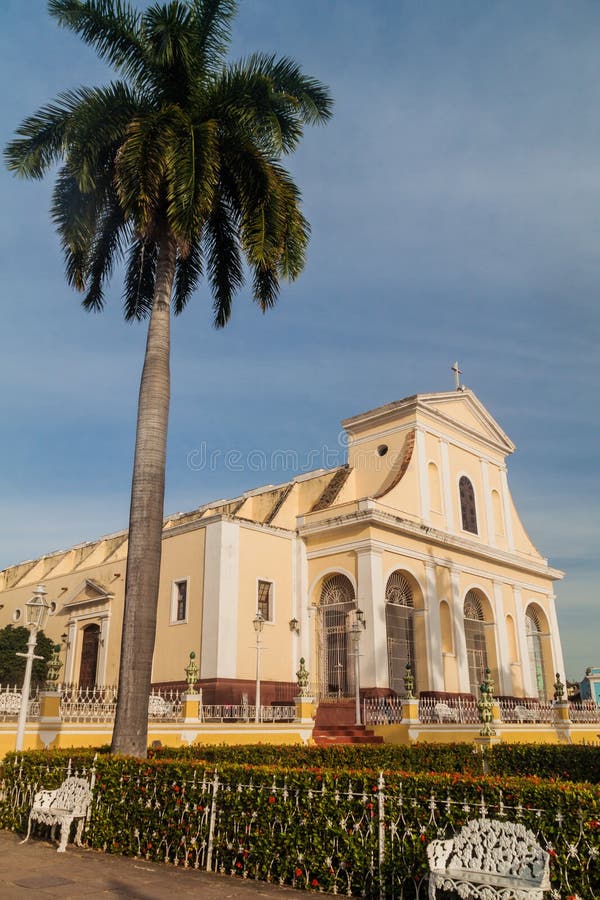 Église d'Iglesia Parroquial de la Santisima Trinidad sur la place de maire de plaza au Trinidad, CUB image libre de droits Église d'Iglesia Parroquial de la Santisima Trinidad sur la place de maire de plaza au Trinidad, CUB image libre de droits
