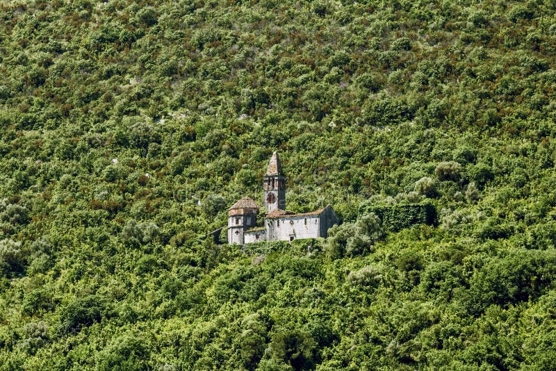 Église dans les montagnes autour de la ville Prcanj dans la baie de Kotor images stock Église dans les montagnes autour de la ville Prcanj dans la baie de Kotor images stock